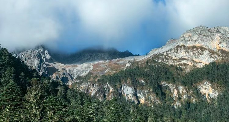 【行走云南·南极洛+阿布吉措4日】 丽江+同乐傈僳山寨+南极洛+飞来寺+梅里雪山+白马雪山+依拉草原纳帕海+香格里拉独克宗古城+阿布吉措徒步离天空最近的花园 | 轻徒步之旅
