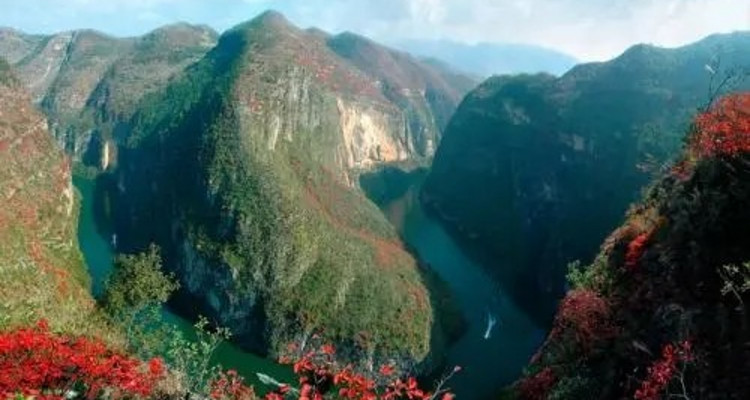 【地道三峡·红叶醉三峡4日】宜昌+文峰观+船游巫山夜景+三峡之巅+白帝城+神女天路+赏长江两岸醉美红叶+16人精品团+2-7人私家团