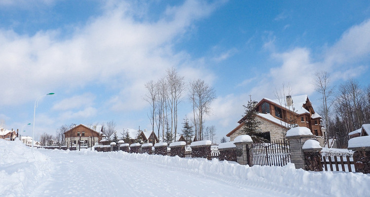 【初见长白山·瑞士小雪国5日】度假区滑雪+霍比特雪屋火锅套餐+冰钓+长白山璞悦酒店+魔界漂流+长白山天池+户外纯玩5日