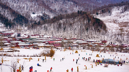 【初见长白山·瑞士小雪国5日】度假区滑雪+霍比特雪屋火锅套餐+冰钓+长白山璞悦酒店+魔界漂流+长白山天池+户外纯玩5日