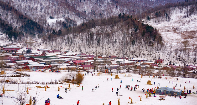 【初见长白山·瑞士小雪国5日】度假区滑雪+霍比特雪屋火锅套餐+冰钓+长白山璞悦酒店+魔界漂流+长白山天池+户外纯玩5日