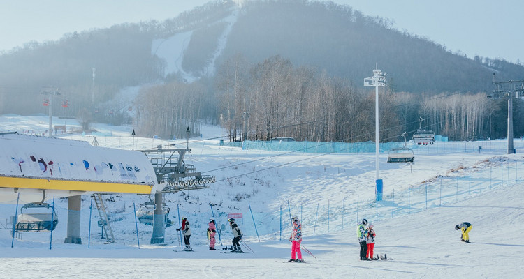 【初见长白山·瑞士小雪国5日】度假区滑雪+霍比特雪屋火锅套餐+冰钓+长白山璞悦酒店+魔界漂流+长白山天池+户外纯玩5日