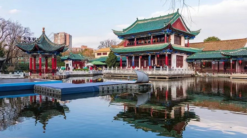 【又见云南·滇东南花色7日】元阳梯田-罗平油菜花-九龙瀑布-加级寨万亩梨花-宜良万亩樱花-蒙自碧色寨-西南联大旧址-石屏古城-异龙湖-建水蚁工坊-佛印莲花岛-弥勒温泉-东风韵-东川红土地三花共赏7日深度游