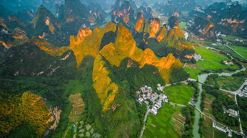 【极边秘境·崇左5日】德天瀑布+边关风情+明仕骑行+花山岩画+龙宫+白头叶猴五日游