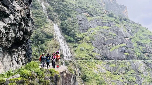 【行走云南·徒步虎跳峡2日】 丽江+虎跳峡+高路徒步+28道拐+茶马客栈+本地湾+龙洞瀑布+中虎跳峡+勇者梯，深度体验“世界十大徒步路线”。