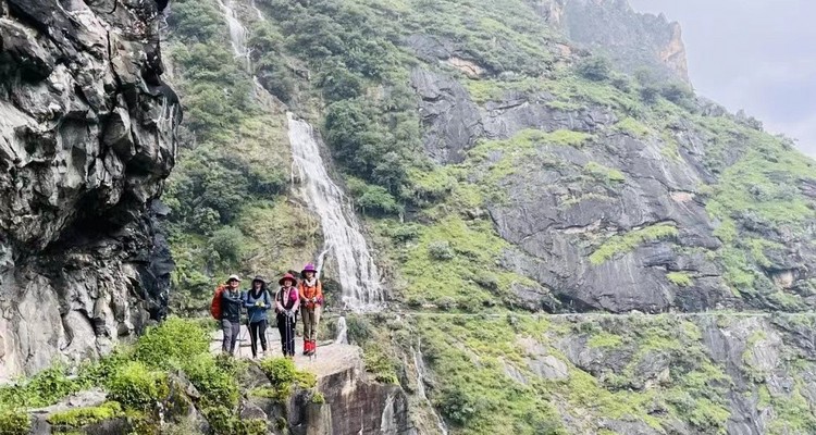 【行走云南·徒步虎跳峡2日】 丽江+虎跳峡+高路徒步+28道拐+茶马客栈+本地湾+龙洞瀑布+中虎跳峡+勇者梯，深度体验“世界十大徒步路线”。