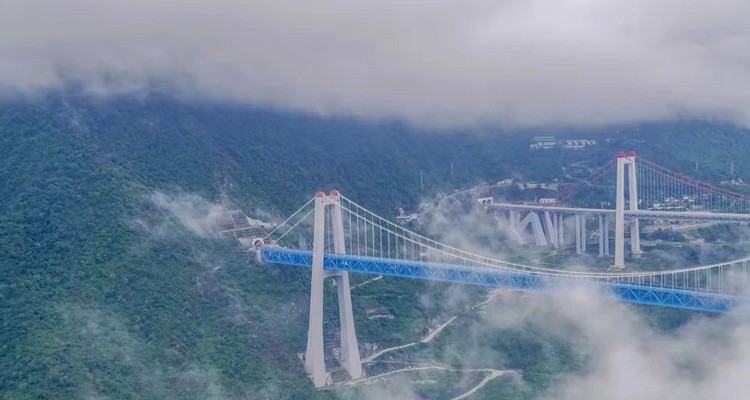 【行走云南·徒步虎跳峡2日】 丽江+虎跳峡+高路徒步+28道拐+茶马客栈+本地湾+龙洞瀑布+中虎跳峡+勇者梯，深度体验“世界十大徒步路线”。