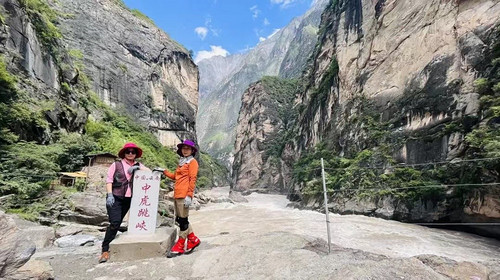 【行走云南·徒步虎跳峡2日】 丽江+虎跳峡+高路徒步+28道拐+茶马客栈+本地湾+龙洞瀑布+中虎跳峡+勇者梯，深度体验“世界十大徒步路线”。