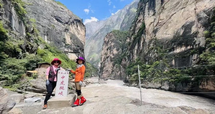 【行走云南·徒步虎跳峡2日】 丽江+虎跳峡+高路徒步+28道拐+茶马客栈+本地湾+龙洞瀑布+中虎跳峡+勇者梯，深度体验“世界十大徒步路线”。