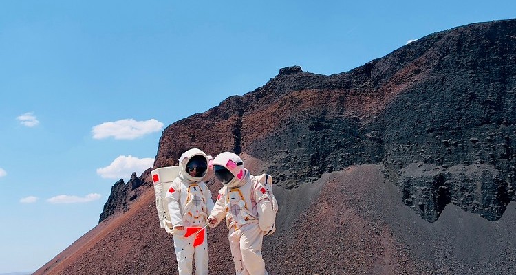 【遇见内蒙古·秘境内蒙4日】库布齐沙漠响沙湾+乌兰哈达火山+辉腾锡勒黄花沟+敕勒川+昭君博物院+多重民俗体验+精选住宿+28人精品团