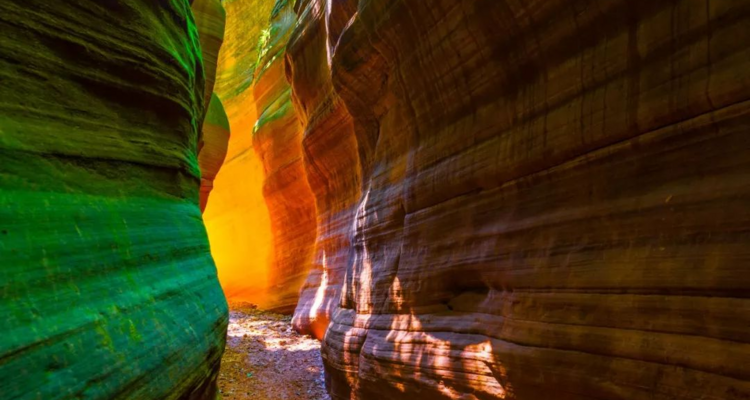 【陕北传奇6日】雨岔大峡谷+壶口瀑布+乾坤湾+波浪谷日落+麻黄梁黄土地质公园+陕北民歌博物馆+杨家岭+双水村+红石峡+镇北台+榆林老街+石魂广场+安塞腰鼓体验+景区特色窑洞住宿+2-8人小包团&8人拼团