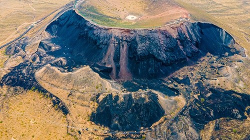 【行走内蒙·火山戈壁徒步3日】8km涝沥海环湖徒步+10km乌兰哈达火山草原徒步+12km大红山丹霞戈壁徒步+二连浩特中蒙国门+草原阿那亚+38人舒适团徒步团
