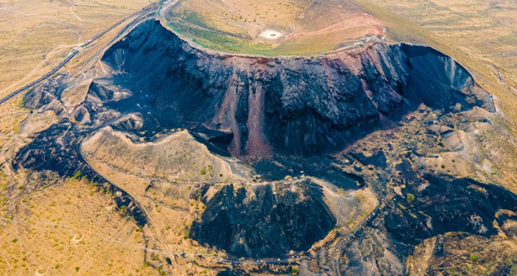 【行走内蒙·火山戈壁徒步3日】15KM乌兰哈达火山草原徒步+20KM大红山丹霞戈壁徒步+二连浩特中蒙国门+草原阿那亚涝利海+38人舒适团