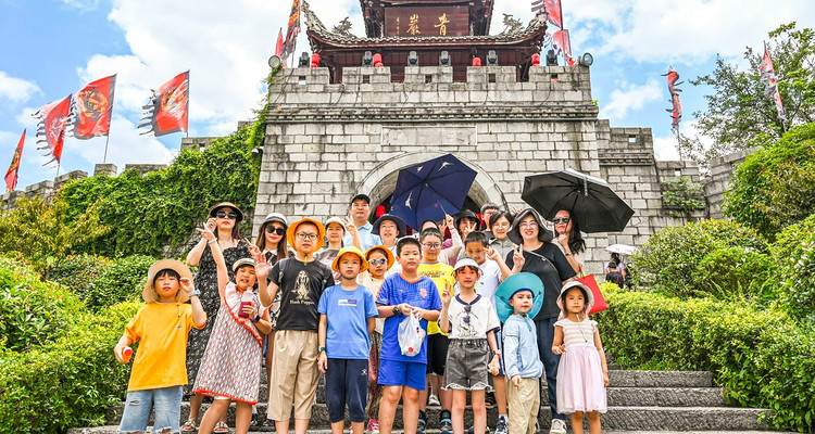 【探秘贵州·亲子营5日】"上天入地小勇士·夏令营“+贵阳+中国天眼FAST+中科院老师授课+打岱河天坑+天硐地心探秘+青岩古镇+5日亲子营