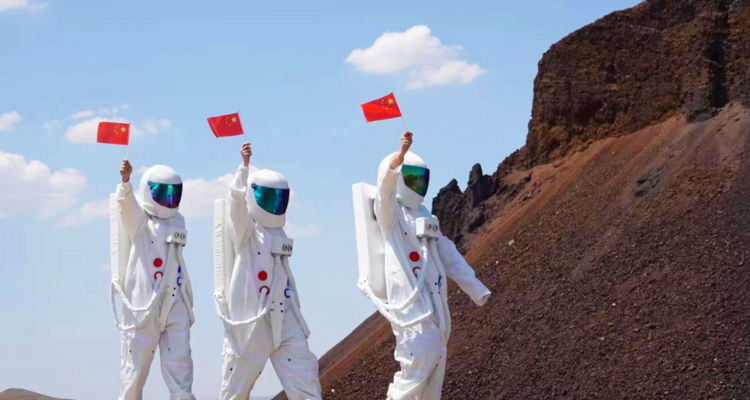 【辉腾锡勒·火山草原2日】8人小团丨乌兰察布+乌兰哈达火山草原+辉腾锡勒黄花沟+住草原蒙古包+赠送宇航服拍照+民族表演+篝火晚会