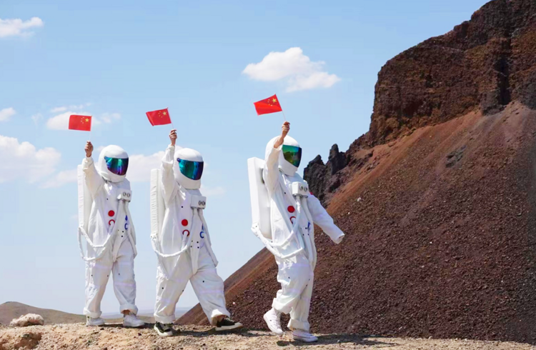 【遇见内蒙古·秘境内蒙4日】库布齐沙漠响沙湾+乌兰哈达火山+辉腾锡勒黄花沟+敕勒川+昭君博物院+多重民俗体验+精选住宿+38人舒适团