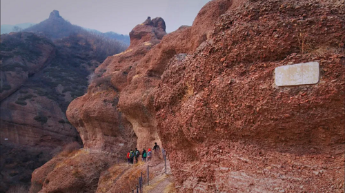 【北京一周一山·巨石之径】探秘绝美“侏罗纪”丹霞地貌+观碧霞山奇峰异石！