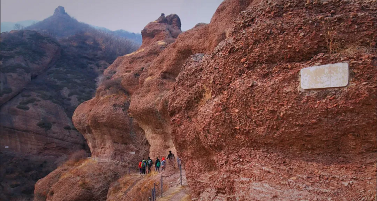 【北京一周一山·巨石之径】探秘绝美“侏罗纪”丹霞地貌+观碧霞山奇峰异石！