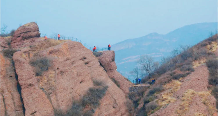 【北京一周一山·巨石之径】探秘绝美“侏罗纪”丹霞地貌+观碧霞山奇峰异石！