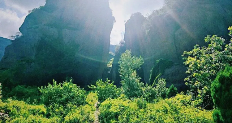 【北京一周一山·巨石之径】探秘绝美“侏罗纪”丹霞地貌+观碧霞山奇峰异石！
