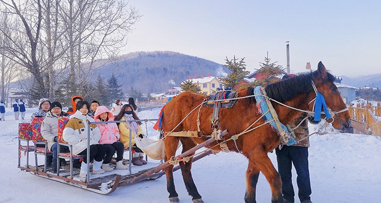 【冰雪梦幻A线7日·2-28人品质大巴团】哈尔滨+延吉+图们+长白山+雪乡+亚雪公路+雪地漂流+冬捕+网红雪圈漂移+雾凇长廊+万科滑雪+梦幻雪山徒步+狂野撒欢！