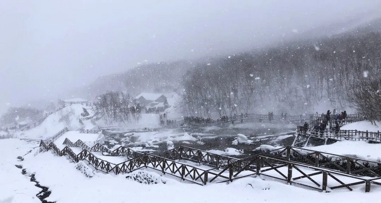 【冰雪梦幻·全景东北9日】哈尔滨9天8晚丨滑雪+雪地温泉+冬捕+雾凇奇观+登上北国列车，冬季一路找北漠河之旅