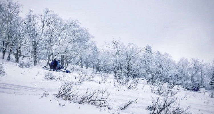 【冰雪梦幻·全景东北9日】哈尔滨9天8晚丨滑雪+雪地温泉+冬捕+雾凇奇观+登上北国列车，冬季一路找北漠河之旅