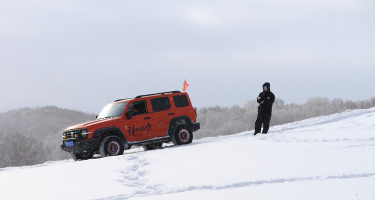 【自驾乌兰布统冬·雪域新春4日】乌兰布统雪原穿越+温泉酒店+多伦湖冬捕+游牧部落牧民家访+蒙古民俗体验+硬派越野车穿越+多重冰雪体验+篝火烟花！