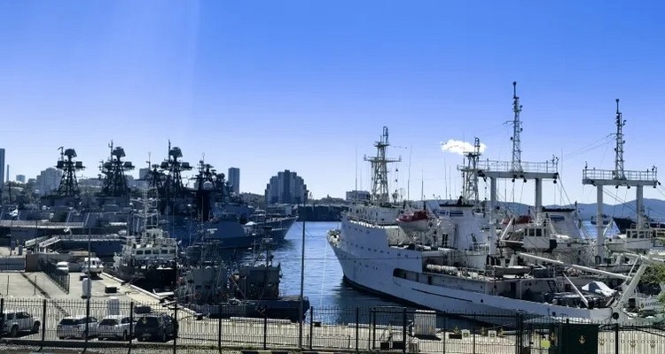 【冰雪梦幻·海参崴7日】哈尔滨市+雪乡+梦幻雪山徒步+网红雪地摩托+棒槌山观光栈道+东宁+城市citywalk+托卡内夫灯塔+海边日落+百年老街+玻璃海滩+托比津纳海角+绥芬河+海参崴7天6晚！