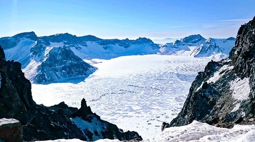 【梦幻暮雪•不咸山6日】延吉+图们+长白山万达国际度假区+汉拿山温泉+激情全天滑雪+哇酷戏雪公园+霍比特雪屋+水乐园+长白山北坡+二道白河+雪地漂流+雪岭漫步+网红驯鹿+马拉爬犁+雪地摩托+朝鲜民俗园+深度游！