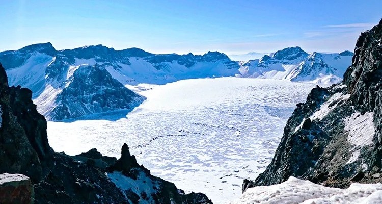 【梦幻暮雪•不咸山6日】延吉+图们+长白山万达国际度假区+汉拿山温泉+激情全天滑雪+哇酷戏雪公园+霍比特雪屋+水乐园+长白山北坡+二道白河+雪地漂流+雪岭漫步+网红驯鹿+马拉爬犁+雪地摩托+朝鲜民俗园+深度游！