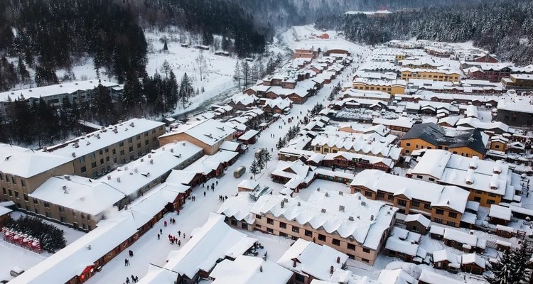 【冰雪梦幻·海参崴7日】哈尔滨市+雪乡+梦幻雪山徒步+网红雪地摩托+棒槌山观光栈道+东宁+城市citywalk+托卡内夫灯塔+海边日落+百年老街+玻璃海滩+托比津纳海角+绥芬河+海参崴7天6晚！