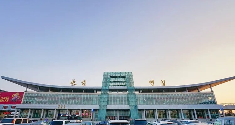 【梦幻暮雪•不咸山6日】延吉+图们+长白山万达国际度假区+汉拿山温泉+激情全天滑雪+哇酷戏雪公园+霍比特雪屋+水乐园+长白山北坡+二道白河+雪地漂流+雪岭漫步+网红驯鹿+马拉爬犁+雪地摩托+朝鲜民俗园+深度游！