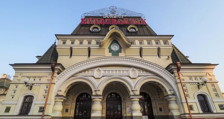 【冰雪梦幻·海参崴7日】哈尔滨市+雪乡+梦幻雪山徒步+网红雪地摩托+棒槌山观光栈道+东宁+城市citywalk+托卡内夫灯塔+海边日落+百年老街+玻璃海滩+托比津纳海角+绥芬河+海参崴7天6晚！