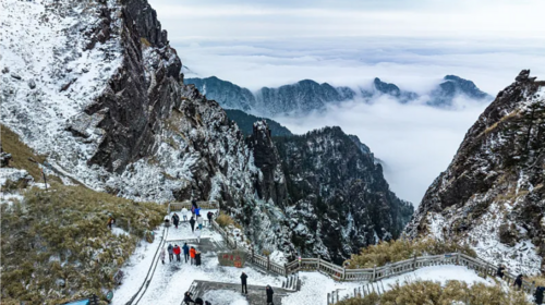 【南方雪国·地道神农4日】宜昌+神农坛+神农顶+木鱼镇+国际滑雪场+官门山+天生桥+宜昌解散+感受冬季神农架银装素裹的仙境画卷+4天3晚+8人精品团+2-8人私家团