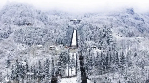 【南方雪国·地道神农4日】宜昌+神农坛+神农顶+木鱼镇+国际滑雪场+官门山+天生桥+宜昌解散+感受冬季神农架银装素裹的仙境画卷+4天3晚+8人精品团+2-8人私家团