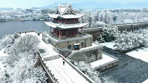 【南方雪国·地道神农4日】宜昌+神农坛+神农顶+木鱼镇+国际滑雪场+官门山+天生桥+宜昌解散+感受冬季神农架银装素裹的仙境画卷+4天3晚+8人精品团+2-8人私家团