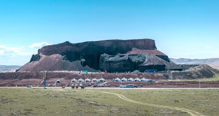 【行走内蒙·火山戈壁徒步3日】15KM乌兰哈达火山草原徒步+20KM大红山丹霞戈壁徒步+二连浩特中蒙国门+草原阿那亚涝利海+38人舒适团