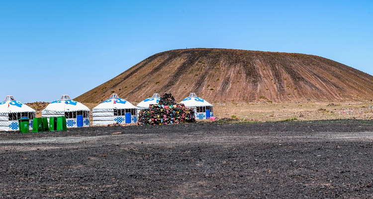 【行走内蒙·火山戈壁徒步3日】15KM乌兰哈达火山草原徒步+20KM大红山丹霞戈壁徒步+二连浩特中蒙国门+草原阿那亚涝利海+38人舒适团