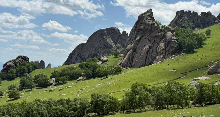 【行走内蒙·大青山-美林谷徒步2日】深入探索夏日避暑胜地大青山+探访著名的“大裂谷+探秘原始森林氧吧+美林谷休闲徒步+38人舒适团！