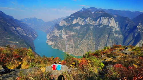【三峡漫行5日】宜昌+文峰观（红叶落日）+三峡龙脊+巫山+三峡之巅徒步（11km）+天音神道+夔门+瞿塘峡白帝城+神女天路+瑶台飞凤峰+南津关大峡谷徒步+ 赏三峡红叶16人精品团