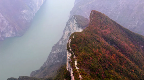【三峡漫行5日】宜昌+文峰观（红叶落日）+三峡龙脊+巫山+三峡之巅徒步（11km）+天音神道+夔门+瞿塘峡白帝城+神女天路+瑶台飞凤峰+南津关大峡谷徒步+ 赏三峡红叶16人精品团