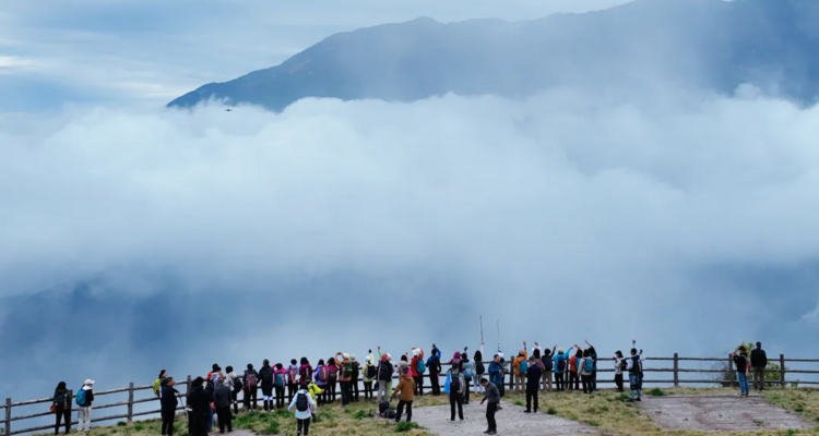 【三峡漫行5日】宜昌+文峰观（红叶落日）+三峡龙脊+巫山+三峡之巅徒步（11km）+天音神道+夔门+瞿塘峡白帝城+神女天路+瑶台飞凤峰+南津关大峡谷徒步+ 赏三峡红叶16人精品团