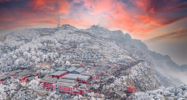 【夜爬泰山2日】难度可选丨夜爬东岳泰山+看日出观云海+闲游泉城济南