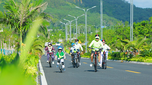 【遇见海南·海南东线亲子骑行6日】70公里亲子骑行+海岸线+东郊椰林路+环岛旅游公路+国际环岛赛热带雨林赛段+万宁冲浪+火箭发射塔参观+野趣赶海+采摘椰子+探秘山钦湾燕子洞+5晚轻奢五钻酒店