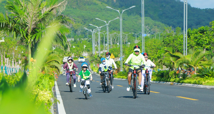 【海南东线亲子骑行6日】70公里亲子骑行+海岸线+东郊椰林路+环岛旅游公路+国际环岛赛热带雨林赛段+万宁冲浪+火箭发射塔参观+野趣赶海+采摘椰子+探秘山钦湾燕子洞+5晚轻奢五钻酒店