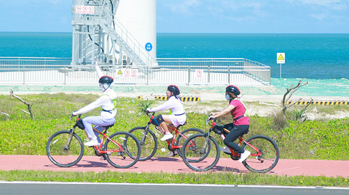 【遇见海南·海南东线亲子骑行6日】70公里亲子骑行+海岸线+东郊椰林路+环岛旅游公路+国际环岛赛热带雨林赛段+万宁冲浪+火箭发射塔参观+野趣赶海+采摘椰子+探秘山钦湾燕子洞+5晚轻奢五钻酒店