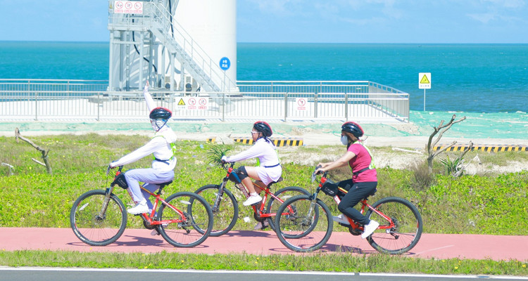 【海南东线亲子骑行6日】70公里亲子骑行+海岸线+东郊椰林路+环岛旅游公路+国际环岛赛热带雨林赛段+万宁冲浪+火箭发射塔参观+野趣赶海+采摘椰子+探秘山钦湾燕子洞+5晚轻奢五钻酒店