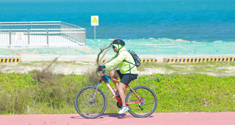 【遇见海南·东线休闲骑行5日】海南4+2骑行80公里+万亩椰林公路+热带风情乡间小路+环岛旅游海边公路+环岛赛雨林赛段+火山岩海滩游海边山钦湾+万宁冲浪+侨民家访+采摘椰子+户外骑行纯玩+2人起发