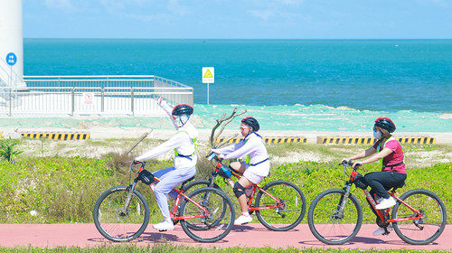 【遇见海南·东线休闲骑行5日】海南4+2骑行80公里+万亩椰林公路+热带风情乡间小路+环岛旅游海边公路+环岛赛雨林赛段+火山岩海滩游海边山钦湾+万宁冲浪+侨民家访+采摘椰子+户外骑行纯玩+2人起发